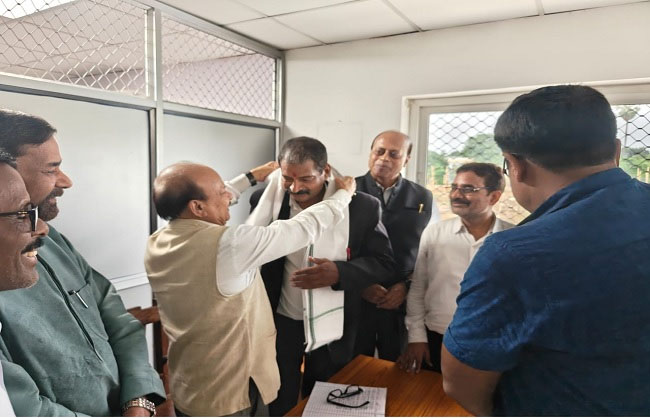 जदयू विधि प्रकोष्ठ उपाध्यक्ष का पदभार ग्रहण करते दीपक कुमार अभिषेक और अन्य जदयू विधि प्रकोष्ठ उपाध्यक्ष का पदभार ग्रहण करते दीपक कुमार अभिषेक और अन्य