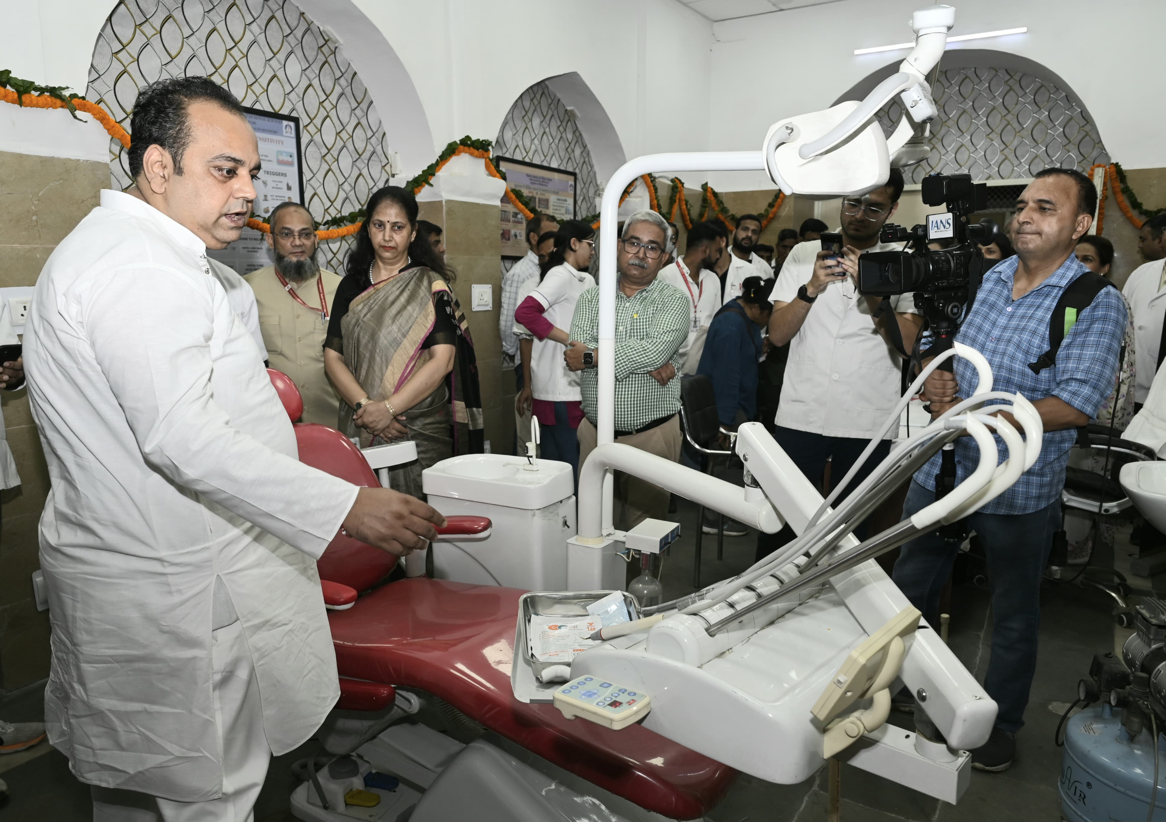 करोल बाग स्थित आयुर्वेदिक एवं यूनानी तिब्बिया कॉलेज एवं अस्पताल परिसर में दंत चिकित्सा इकाई का बुधवार को शुभारंभ करते दिल्ली के स्वास्थ्य मंत्री डॉक्टर पंकज कुमार सिंह करोल बाग स्थित आयुर्वेदिक एवं यूनानी तिब्बिया कॉलेज एवं अस्पताल परिसर में दंत चिकित्सा इकाई का बुधवार को शुभारंभ करते दिल्ली के स्वास्थ्य मंत्री डॉक्टर पंकज कुमार सिंह