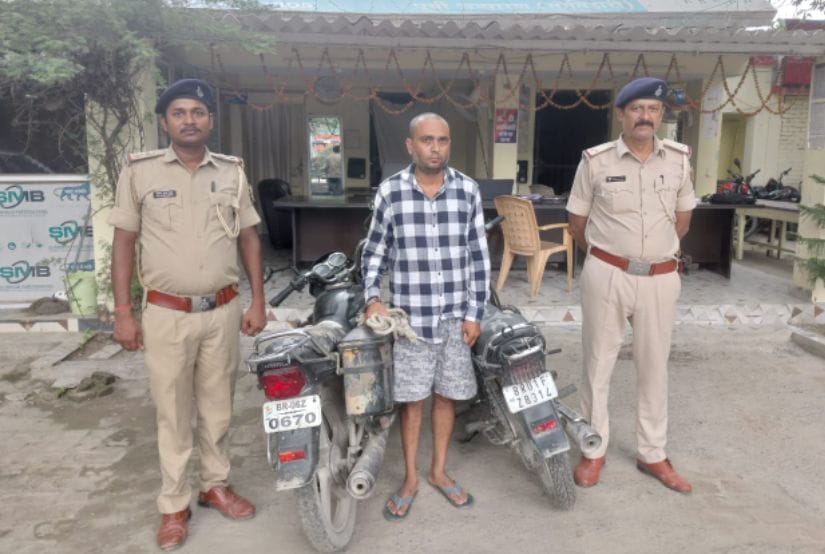 बरामद बाइक के साथ गिरोह का सदस्य बरामद बाइक के साथ गिरोह का सदस्य