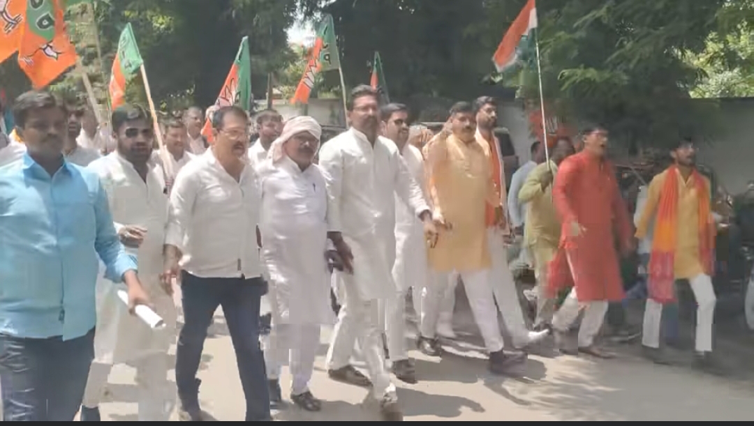 डीएम कार्यालय पर प्रदर्शन करने जाते भाजपा नेता डीएम कार्यालय पर प्रदर्शन करने जाते भाजपा नेता