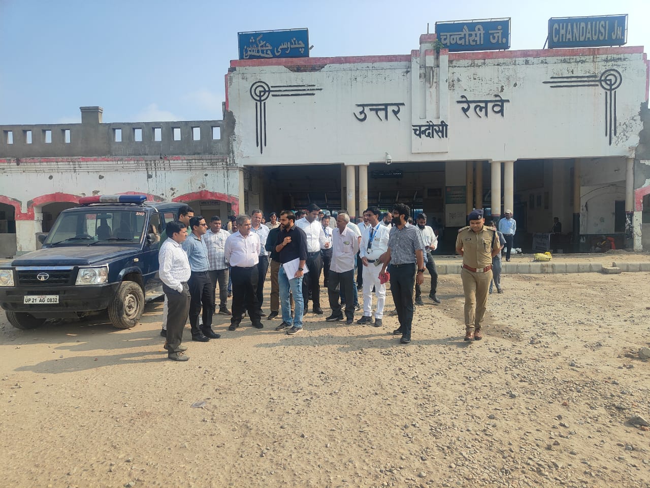 डीआरएम संग्रह मौर्य मुरादाबाद रेल मंडल के चंदौसी स्टेशन पर यात्री सुविधाओं का निरीक्षण करते हुए। डीआरएम संग्रह मौर्य मुरादाबाद रेल मंडल के चंदौसी स्टेशन पर यात्री सुविधाओं का निरीक्षण करते हुए।