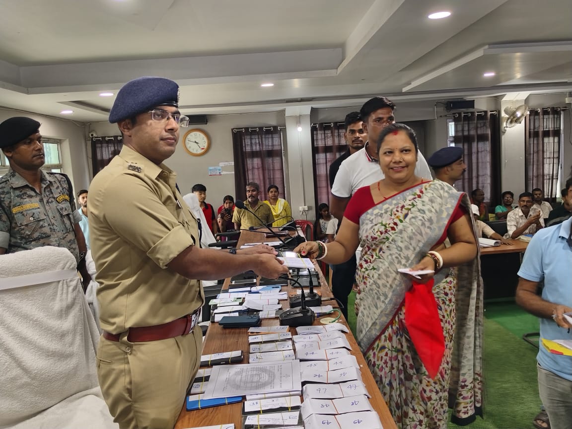 खोया हुआ मोबाइल लौटाते हुए पुलिस खोया हुआ मोबाइल लौटाते हुए पुलिस