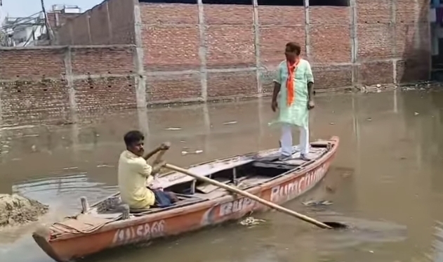 डॉ नीलकंठ तिवारी नाव पर निरीक्षण करते हुए डॉ नीलकंठ तिवारी नाव पर निरीक्षण करते हुए