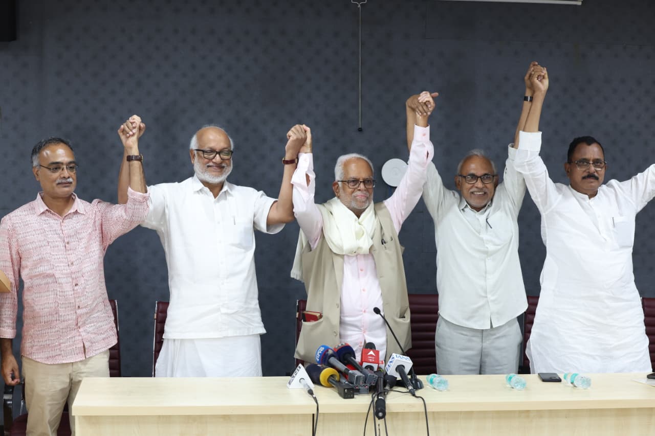 बी. सुदर्शन रेड्डी ने समर्थन जुटाने के लिए भाकपा-माकपा नेताओं से की मुलाकात बी. सुदर्शन रेड्डी ने समर्थन जुटाने के लिए भाकपा-माकपा नेताओं से की मुलाकात