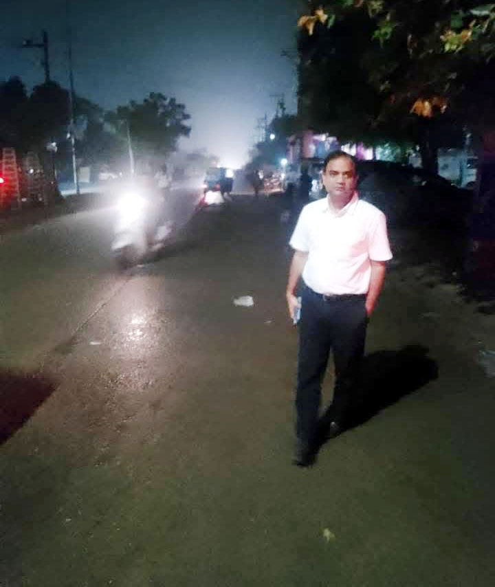 निगमायुक्त रात के समय एनआईटी क्षेत्र का दौरा करते हुए निगमायुक्त रात के समय एनआईटी क्षेत्र का दौरा करते हुए