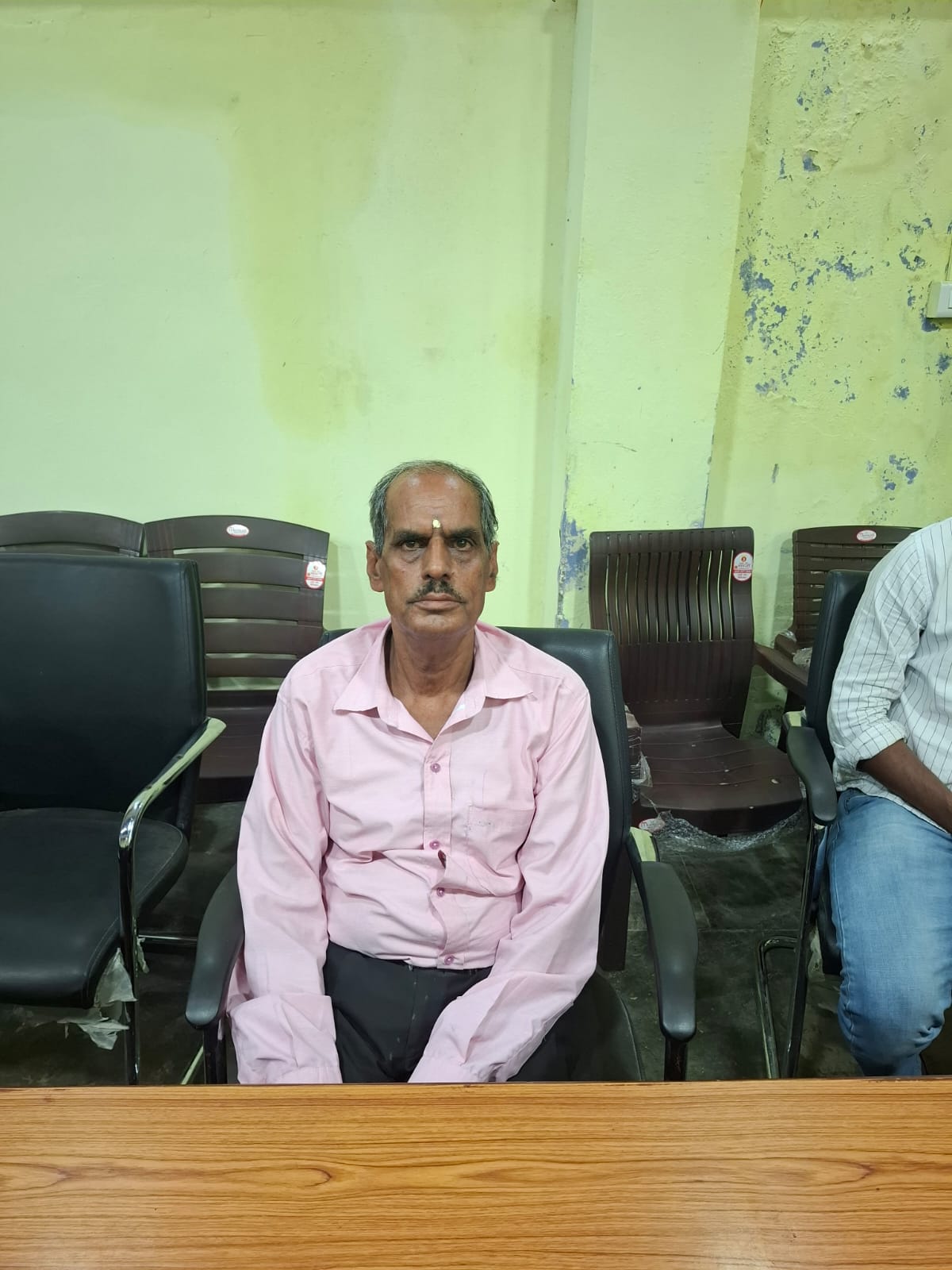 ग्राम विकास अधिकारी छह हजार रुपये की रिश्वत लेते गिरफ्तार ग्राम विकास अधिकारी छह हजार रुपये की रिश्वत लेते गिरफ्तार