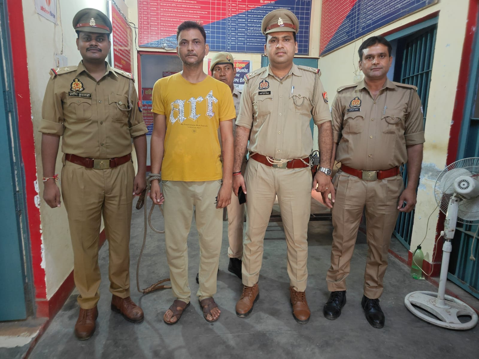 पुलिस की गिरफ्त में आरोपित पुलिस की गिरफ्त में आरोपित