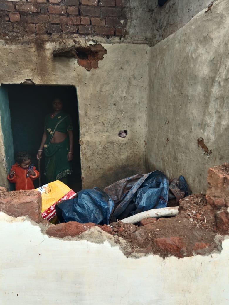 घर में की ताेडफाेड घर में की ताेडफाेड