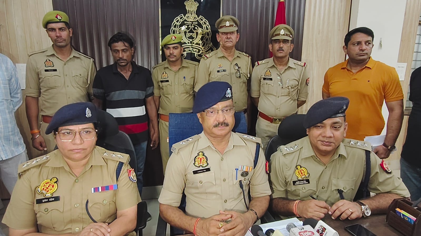 महिला किराना व्यापारी से लाखों रुपए से भरा बैग चुराने की घटना का खुलासा करते पुलिस अधीक्षक नगर व पुलिस गिरफ्त में आरोपित। महिला किराना व्यापारी से लाखों रुपए से भरा बैग चुराने की घटना का खुलासा करते पुलिस अधीक्षक नगर व पुलिस गिरफ्त में आरोपित।