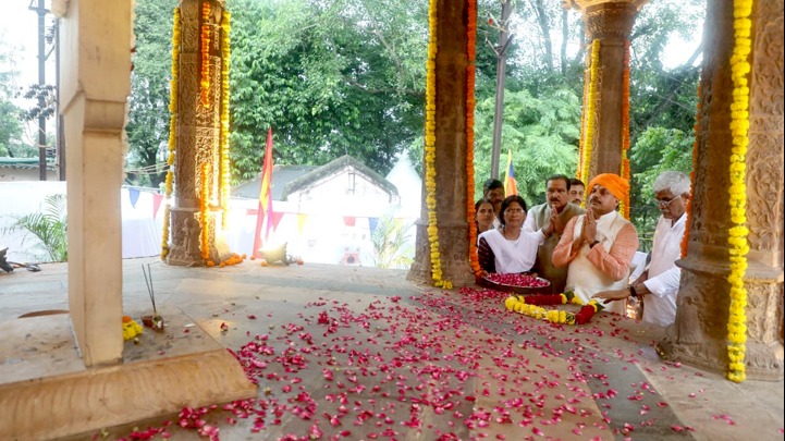 वीर दुर्गादास छत्री पर किया माल्यार्पण वीर दुर्गादास छत्री पर किया माल्यार्पण