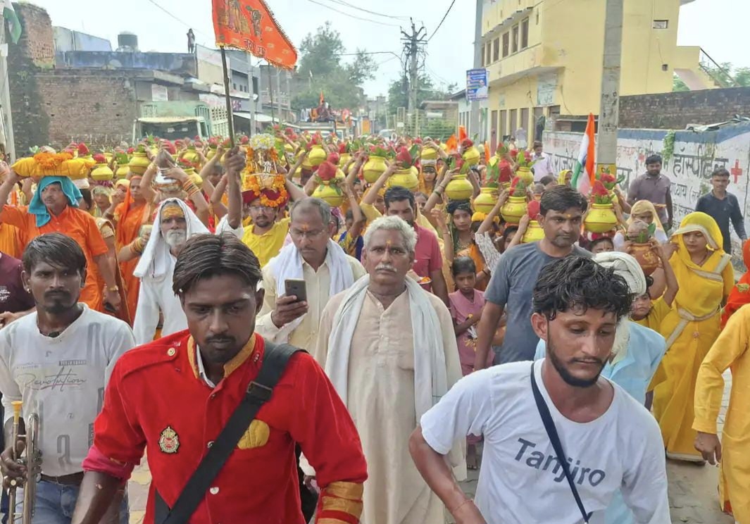 बैंड बाजों के साथ निकाली गई कलश यात्रा बैंड बाजों के साथ निकाली गई कलश यात्रा