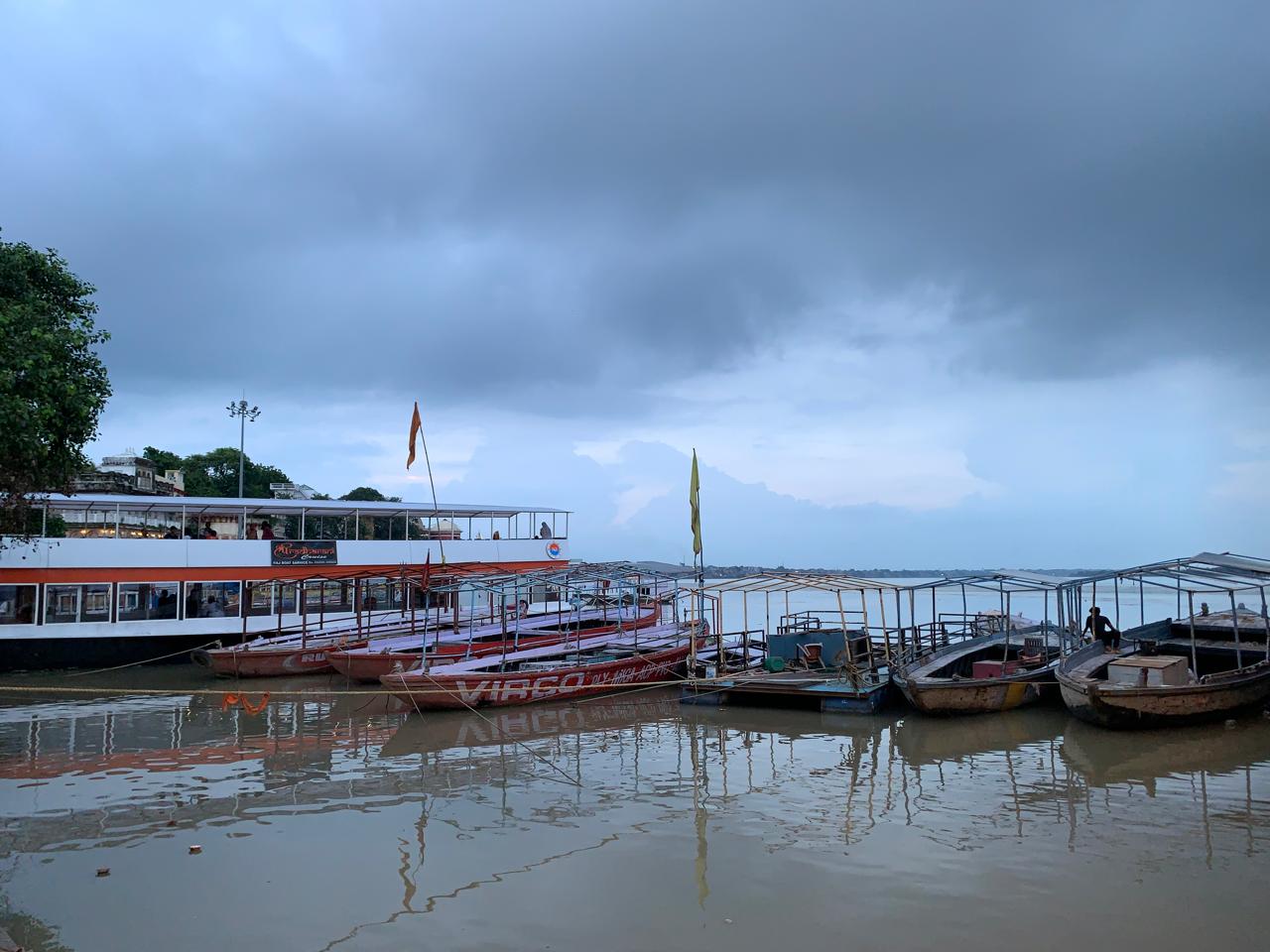 गंगा में बाढ़ का दृष्य गंगा में बाढ़ का दृष्य