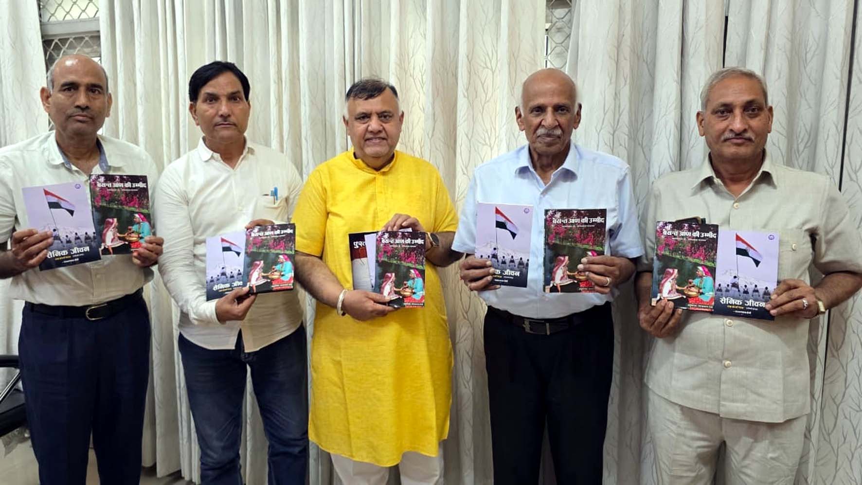 पुस्तक लोकार्पण समारोह में उपस्थित साहित्यकार जयभगवान सैनी व अन्य साहित्यकार। पुस्तक लोकार्पण समारोह में उपस्थित साहित्यकार जयभगवान सैनी व अन्य साहित्यकार।