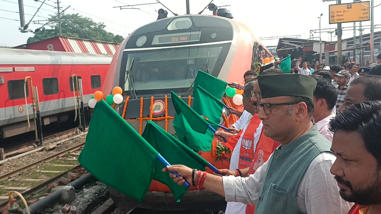 वंदेभारत एक्सप्रेस ट्रेन को हरी झंडी दिखाते जनप्रतिनिधि वंदेभारत एक्सप्रेस ट्रेन को हरी झंडी दिखाते जनप्रतिनिधि