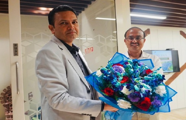 सेकी का पदभार ग्रहण करते आकाश त्रिपाठी का फोटो सेकी का पदभार ग्रहण करते आकाश त्रिपाठी का फोटो
