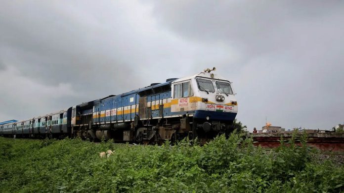 एक दिन के निलंबन के बाद जम्मू से ट्रेन सेवाएं बहाल एक दिन के निलंबन के बाद जम्मू से ट्रेन सेवाएं बहाल