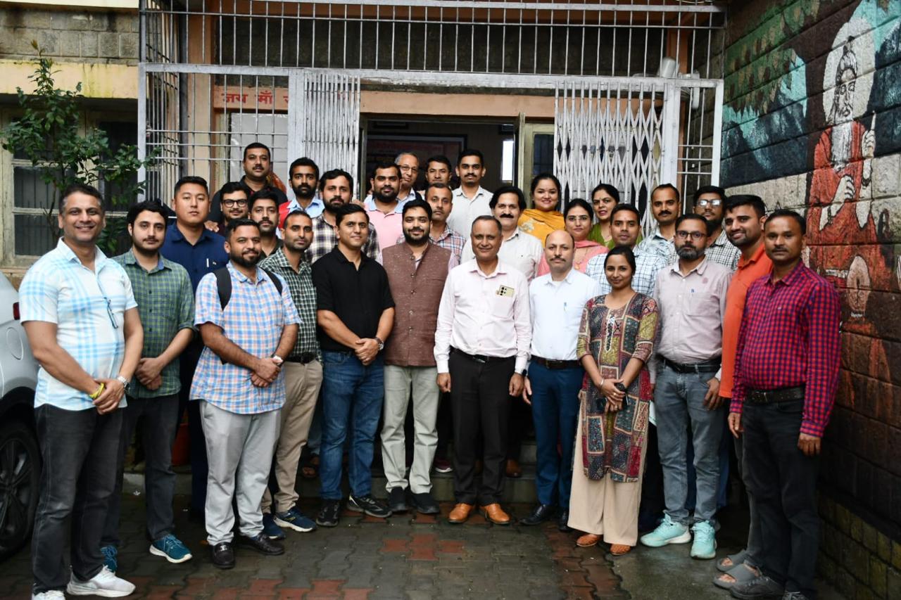 सीयू के कुलसचिव के साथ विश्वविद्यालय के शिक्षक और गैर शिक्षक। सीयू के कुलसचिव के साथ विश्वविद्यालय के शिक्षक और गैर शिक्षक।