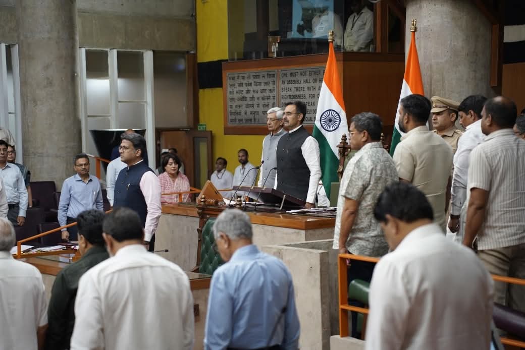 हरियाणा विधानसभा में राज्य गीत के सम्मान में खडे़ सभी विधायक,मंत्री व अन्य प्रतिनिधि हरियाणा विधानसभा में राज्य गीत के सम्मान में खडे़ सभी विधायक,मंत्री व अन्य प्रतिनिधि