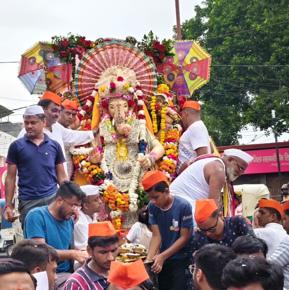 गणेश चतुर्थी के पावन पर गजानन की प्रतिमा की स्थापना से पूर्व कोर्ट रोड पर निकलते शोभायात्रा में गणेश भगवान की विशाल प्रतिमा।। गणेश चतुर्थी के पावन पर गजानन की प्रतिमा की स्थापना से पूर्व कोर्ट रोड पर निकलते शोभायात्रा में गणेश भगवान की विशाल प्रतिमा।।