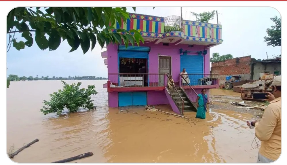 बाढ़ विभीषिका पर कार्रवाई करते अधिकारी बाढ़ विभीषिका पर कार्रवाई करते अधिकारी
