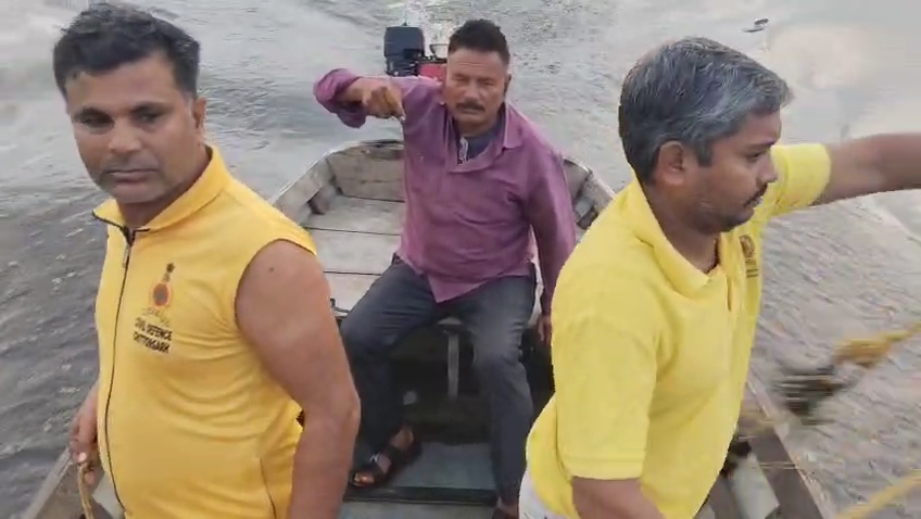 चित्तौड़गढ़ जिले के राशमी क्षेत्र में नदी में बहे महिला व बच्चों की तलाश करते सिविल डिफेंस टीम। चित्तौड़गढ़ जिले के राशमी क्षेत्र में नदी में बहे महिला व बच्चों की तलाश करते सिविल डिफेंस टीम।