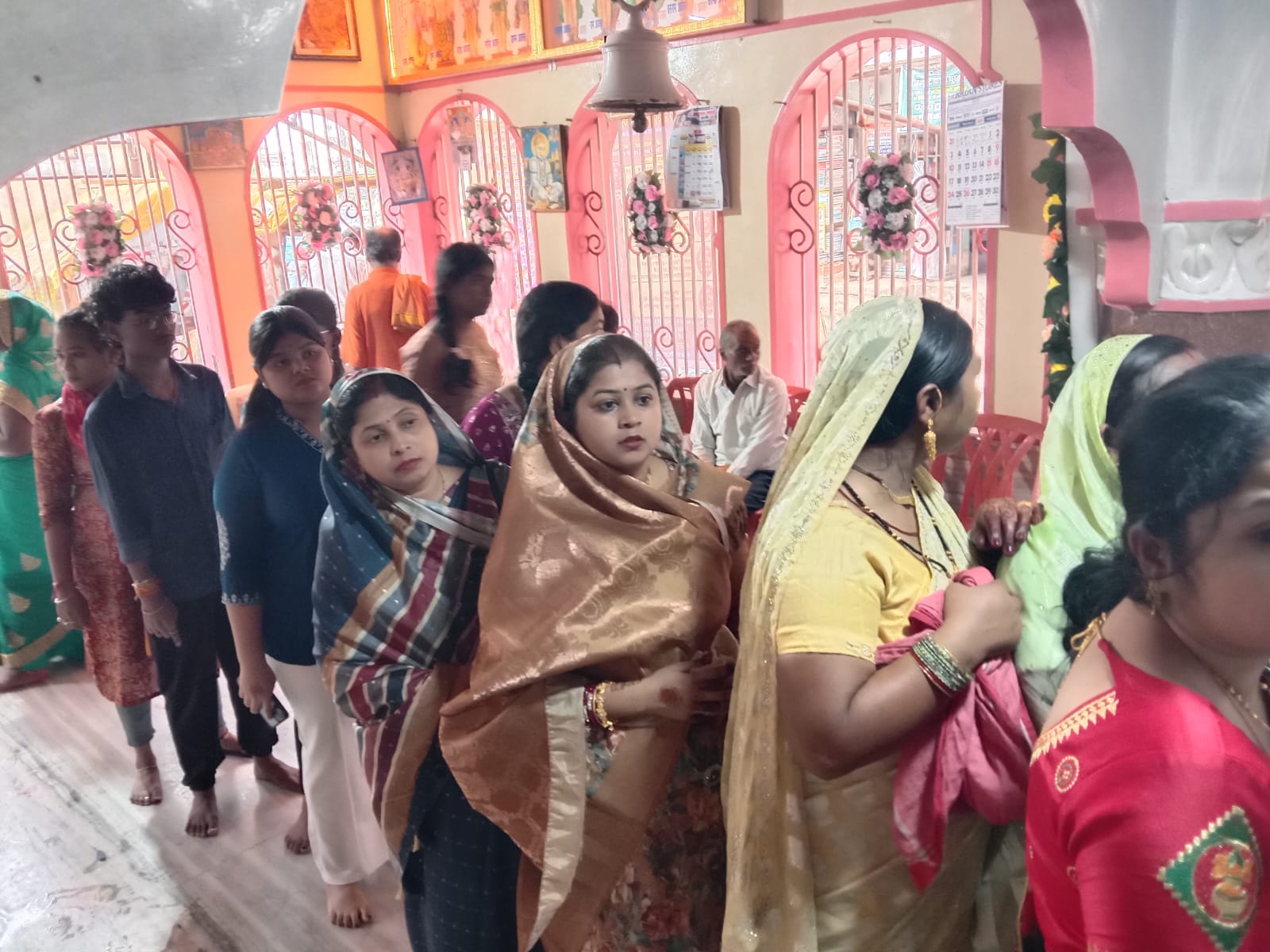 मठ मंदिर चौक स्थित गणेश मंदिर में अखंड जलाभिषेक करने के लिए कतार में खड़े हुए श्रद्धालु।