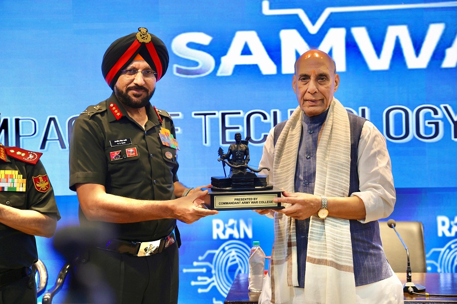 महू में आयोजित सेना के रण संवाद कार्यक्रम में राजनाथ सिंह महू में आयोजित सेना के रण संवाद कार्यक्रम में राजनाथ सिंह