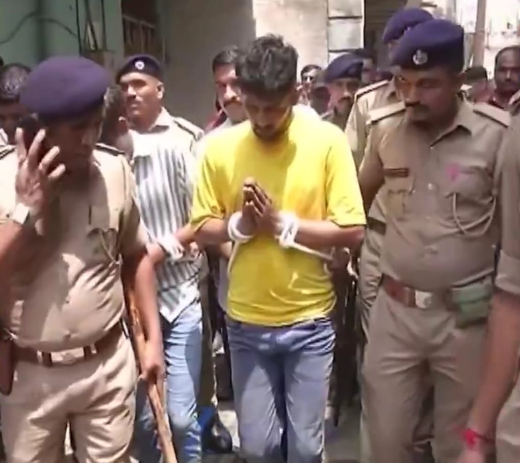 अंडे फेंकने वालों को कानून का एहसास कराती पुलिस अंडे फेंकने वालों को कानून का एहसास कराती पुलिस