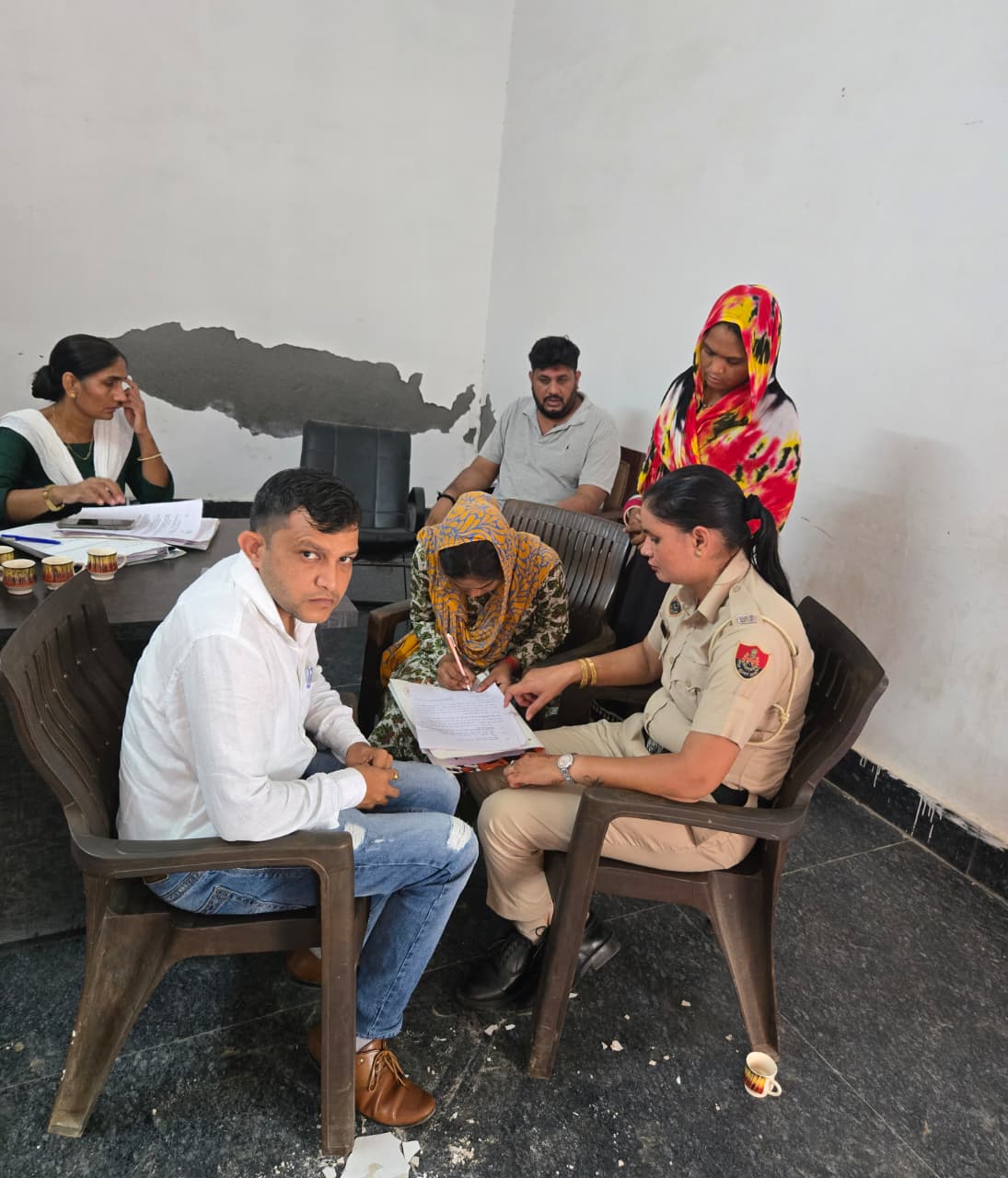 बाल विवाह रूकवाते हुए टीम।
