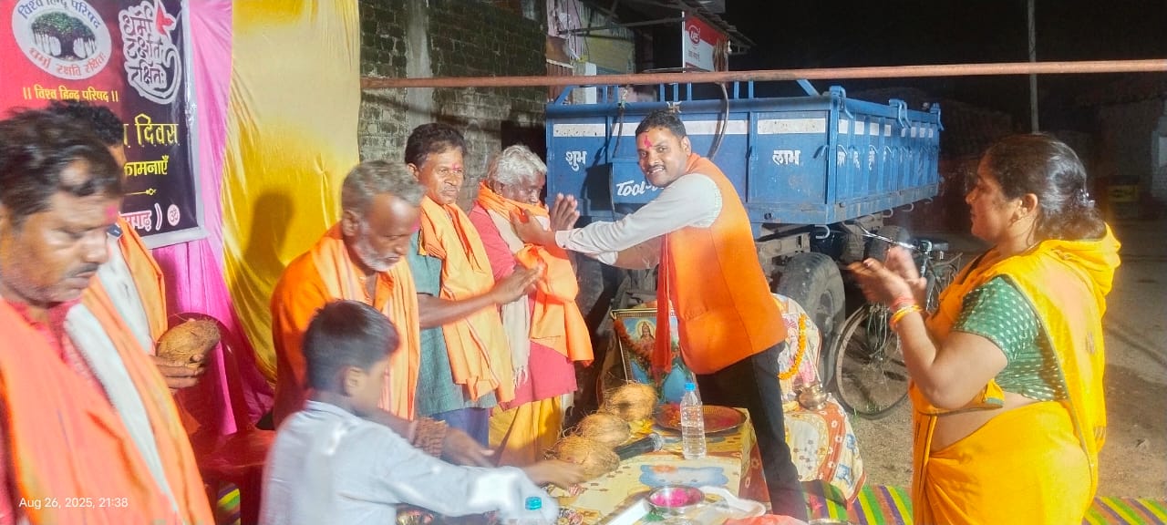 कार्यक्रम में अतिथियों का सम्मान करते हुए ग्रामीण