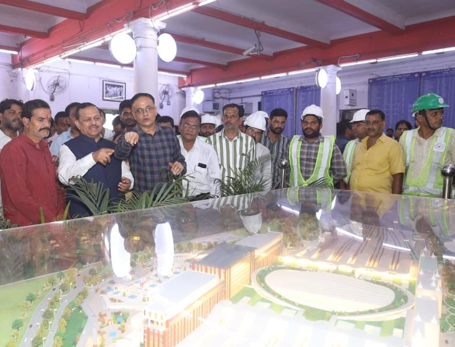 सिटी साइड स्टेशन के मॉडल को बारीकी से देखते सांसद रमेश अवस्थी सिटी साइड स्टेशन के मॉडल को बारीकी से देखते सांसद रमेश अवस्थी