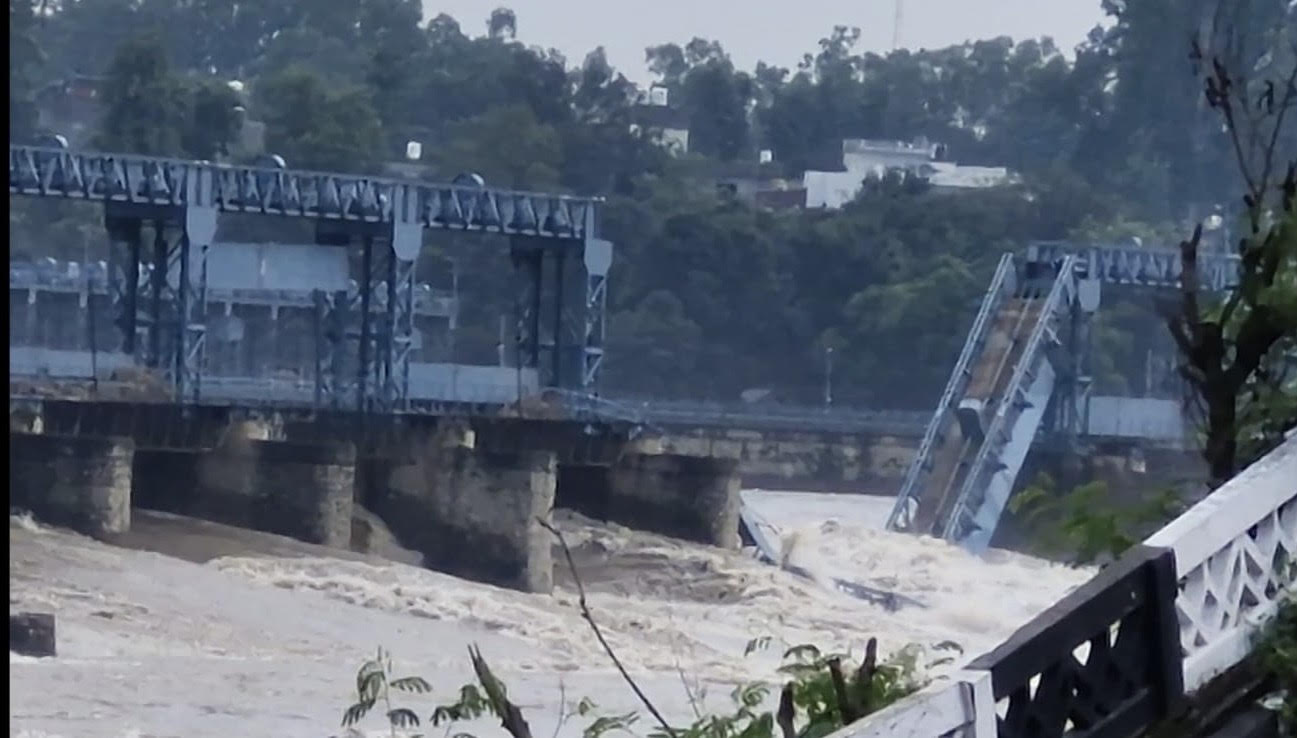 Two parts of the barrage of Punjab Irrigation Department built on Ravi river broke, more than three dozen employees trapped Two parts of the barrage of Punjab Irrigation Department built on Ravi river broke, more than three dozen employees trapped