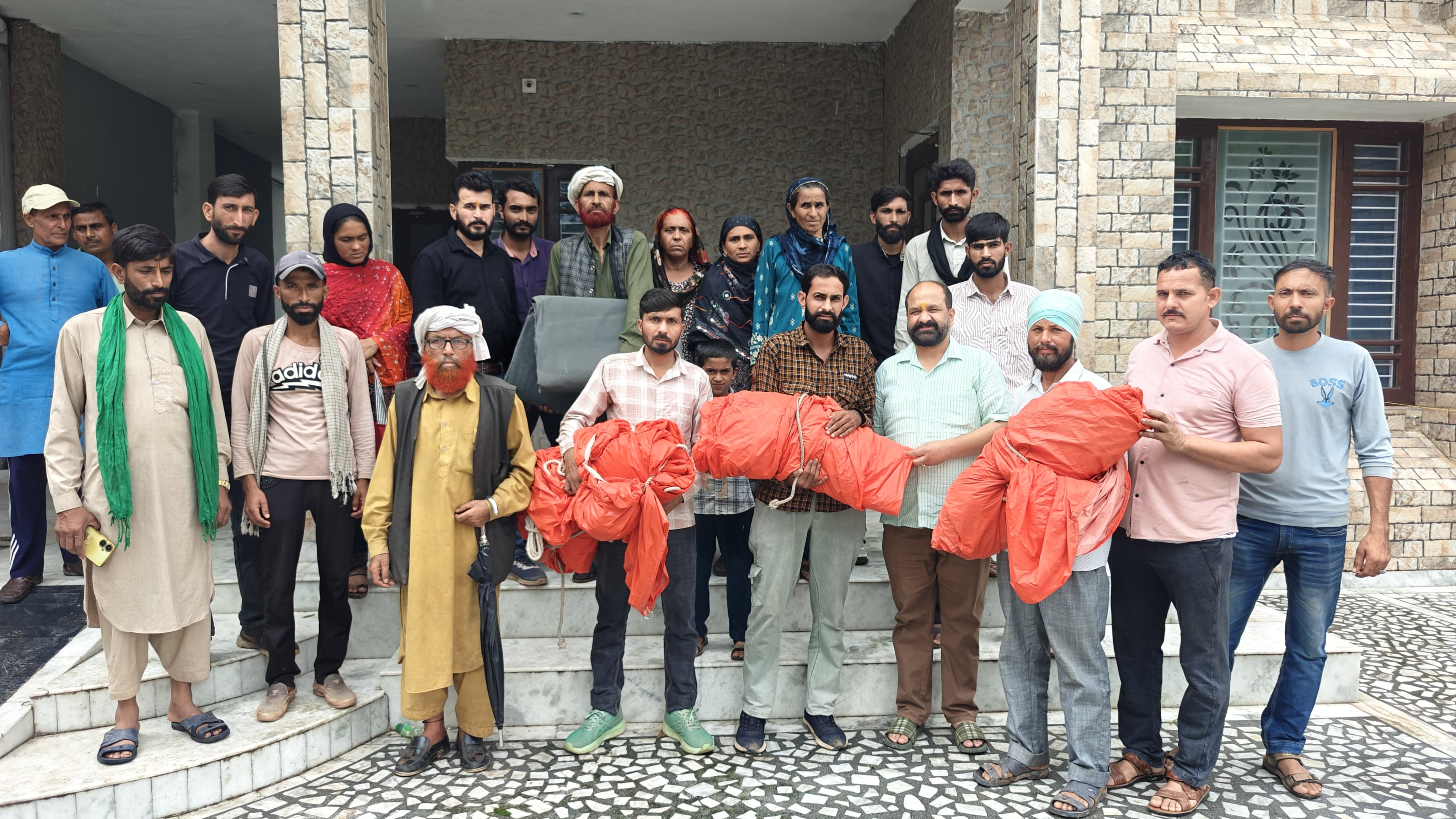 रेहान पंचायत में भूस्खलन प्रभावित परिवारों को बसोहली विधायक ने पहुंचाई मदद रेहान पंचायत में भूस्खलन प्रभावित परिवारों को बसोहली विधायक ने पहुंचाई मदद