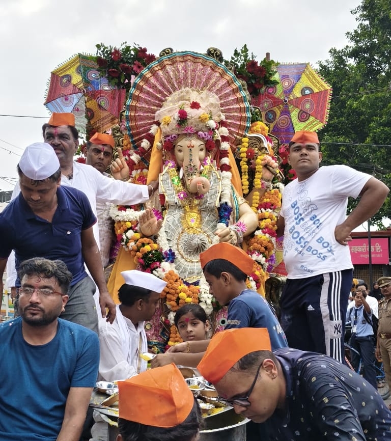गणेश चतुर्थी के पावन पर गजानन की प्रतिमा की स्थापना से पूर्व कोर्ट रोड पर निकलते शोभायात्रा में गणेश भगवान की विशाल प्रतिमा।। गणेश चतुर्थी के पावन पर गजानन की प्रतिमा की स्थापना से पूर्व कोर्ट रोड पर निकलते शोभायात्रा में गणेश भगवान की विशाल प्रतिमा।।