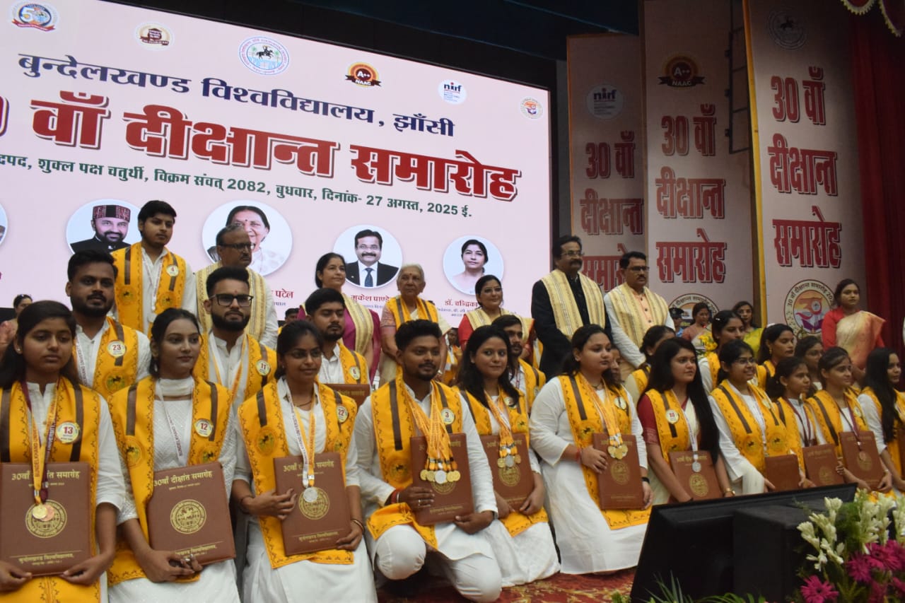 छात्रों को पदक वितरित करती राज्यपाल छात्रों को पदक वितरित करती राज्यपाल
