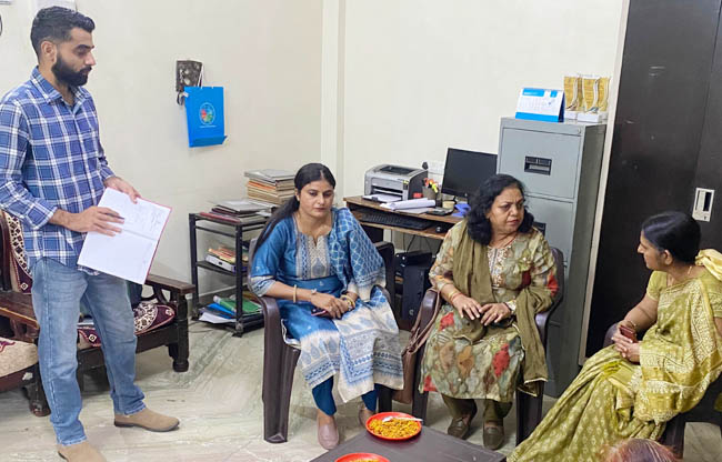 सोनीपत: हरियाणा राज्य बाल संरक्षण आयोग के सदस्य मीना कुमारी जानकारी लेते हुए