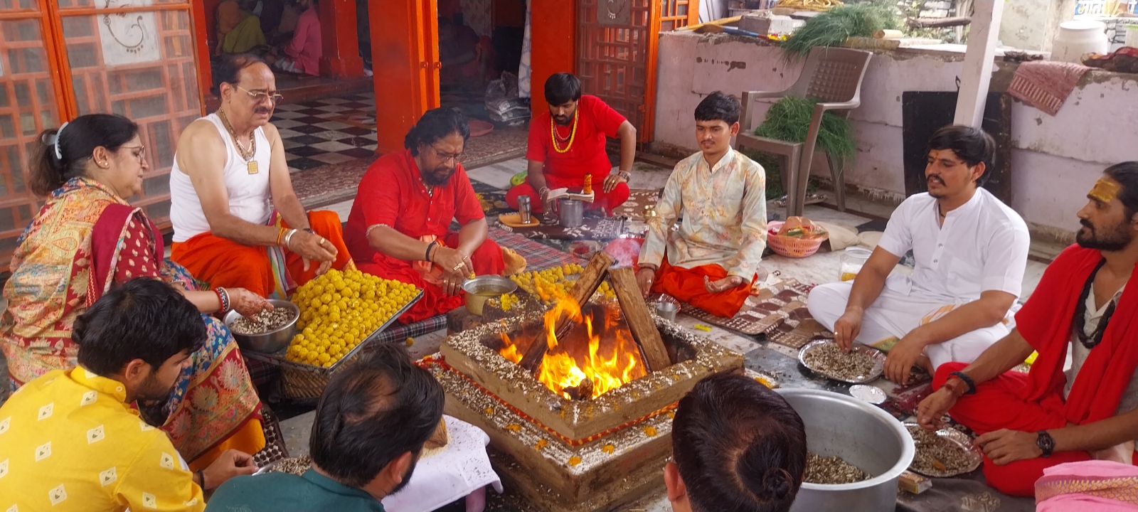 चित्तौड़गढ़ शहर के हजारेश्वर महादेव मंदिर में गणेश चतुर्थी पर हवन में लड्डुओं से आहुतियां दी। चित्तौड़गढ़ शहर के हजारेश्वर महादेव मंदिर में गणेश चतुर्थी पर हवन में लड्डुओं से आहुतियां दी।