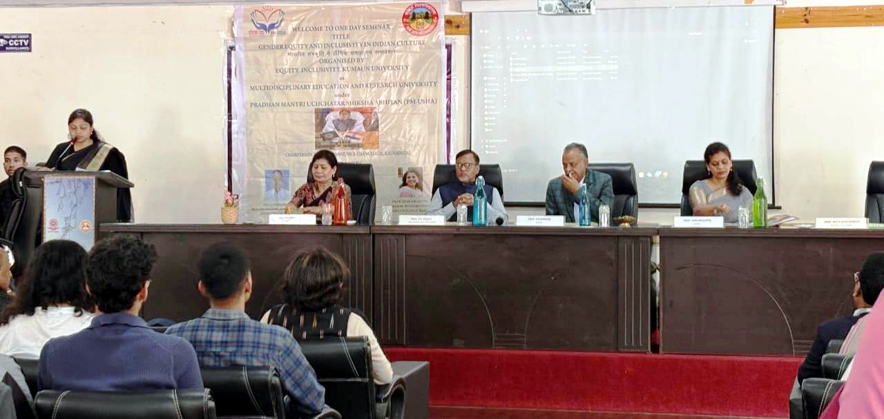 खंड विकास अधिकारी को ज्ञापन सोंपते ग्रामीण। खंड विकास अधिकारी को ज्ञापन सोंपते ग्रामीण।