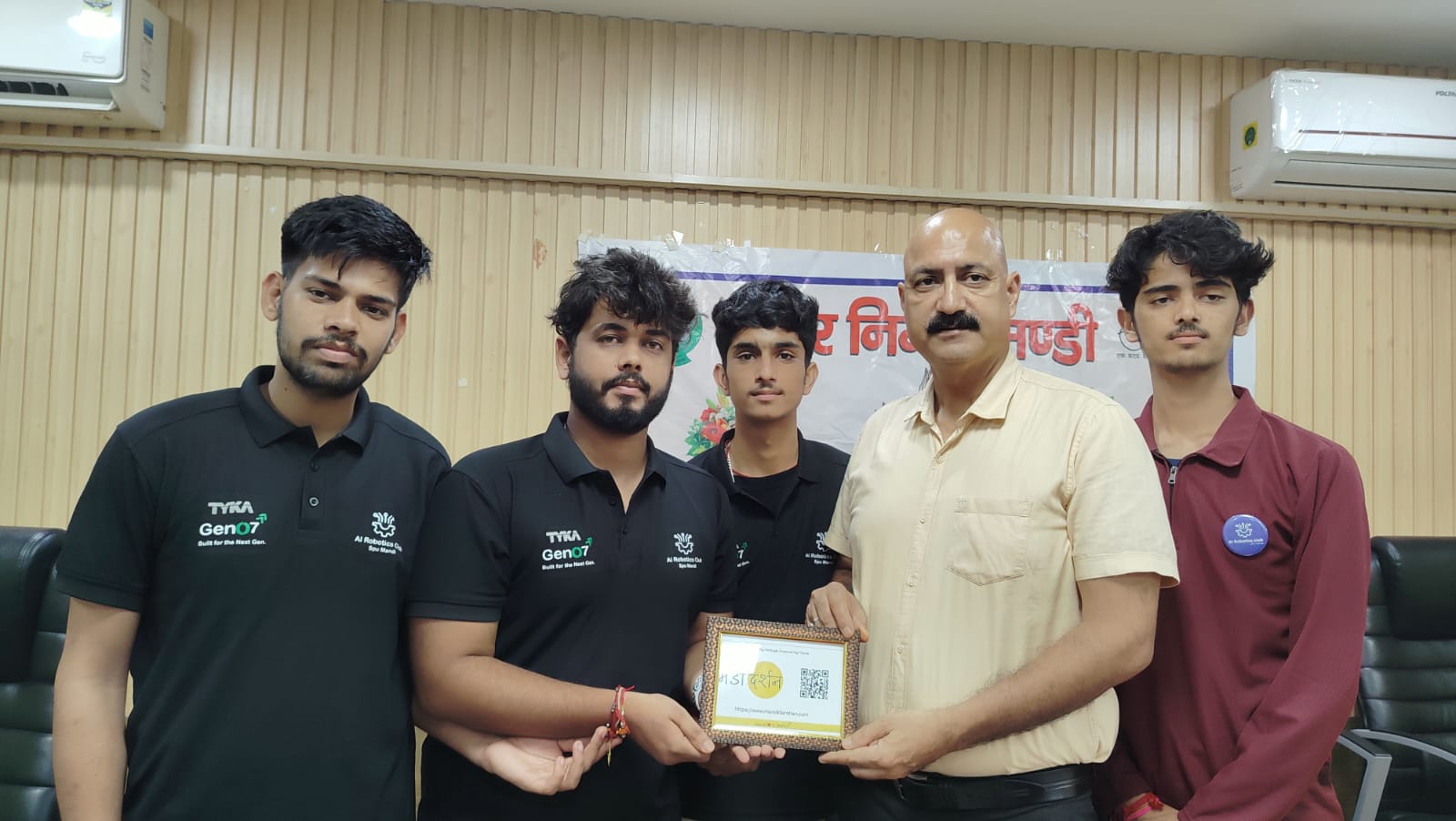 मंडी दर्शन ऐप लांच करते हुए महापौर वीरेंद्र भट्ट और एसपीयू के छात्रों की टीम।
