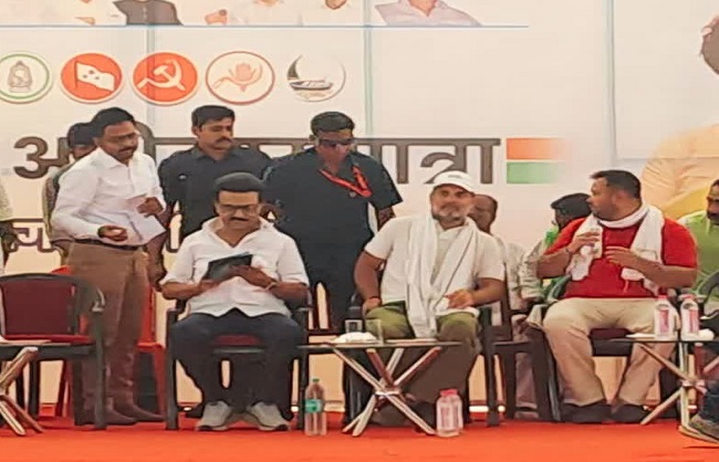 वोटर अधिकार यात्रा के दौरान राहुल-तेजस्वी और एमके स्टालिन वोटर अधिकार यात्रा के दौरान राहुल-तेजस्वी और एमके स्टालिन