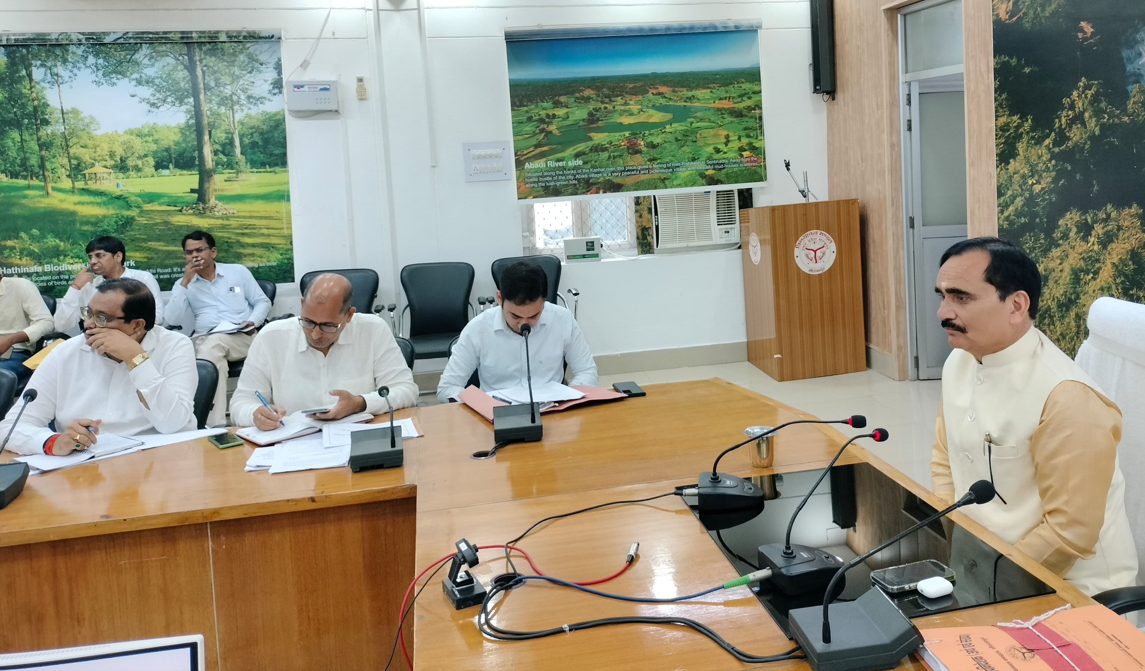 निर्माणाधीन परियोजनाओं एवं सड़क कटिंग/रेस्टोरेशन कार्यों की समीक्षा बैठक करते मंडलायुक्त बालकृष्ण त्रिपाठी। निर्माणाधीन परियोजनाओं एवं सड़क कटिंग/रेस्टोरेशन कार्यों की समीक्षा बैठक करते मंडलायुक्त बालकृष्ण त्रिपाठी।