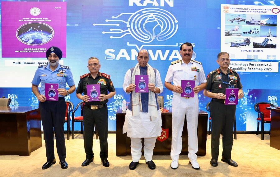 महू में आयोजित सेना के रण संवाद कार्यक्रम में राजनाथ सिंह महू में आयोजित सेना के रण संवाद कार्यक्रम में राजनाथ सिंह