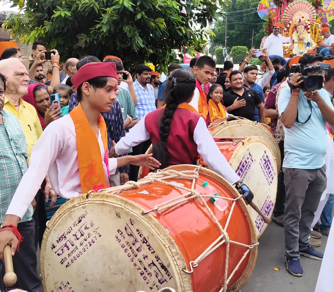 गणेश चतुर्थी के पावन पर गजानन की प्रतिमा की स्थापना से पूर्व शोभायात्रा में ढोल नगाड़े बजाते लोग। गणेश चतुर्थी के पावन पर गजानन की प्रतिमा की स्थापना से पूर्व शोभायात्रा में ढोल नगाड़े बजाते लोग।