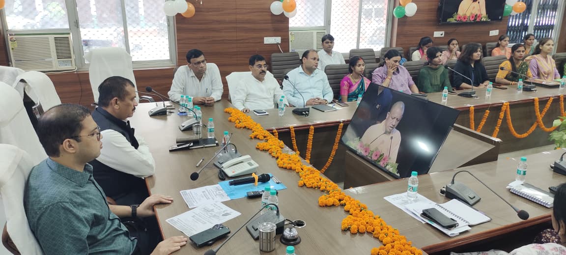 मुख्यमंत्री योगी आदित्यनाथ जी का सजीव प्रसारण देखते हुए मुख्यमंत्री योगी आदित्यनाथ जी का सजीव प्रसारण देखते हुए