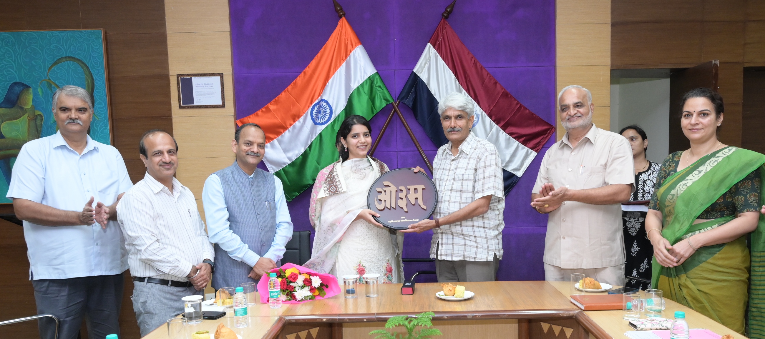 नीति आयोग की टीम का स्वागत करते कुलपति नीति आयोग की टीम का स्वागत करते कुलपति