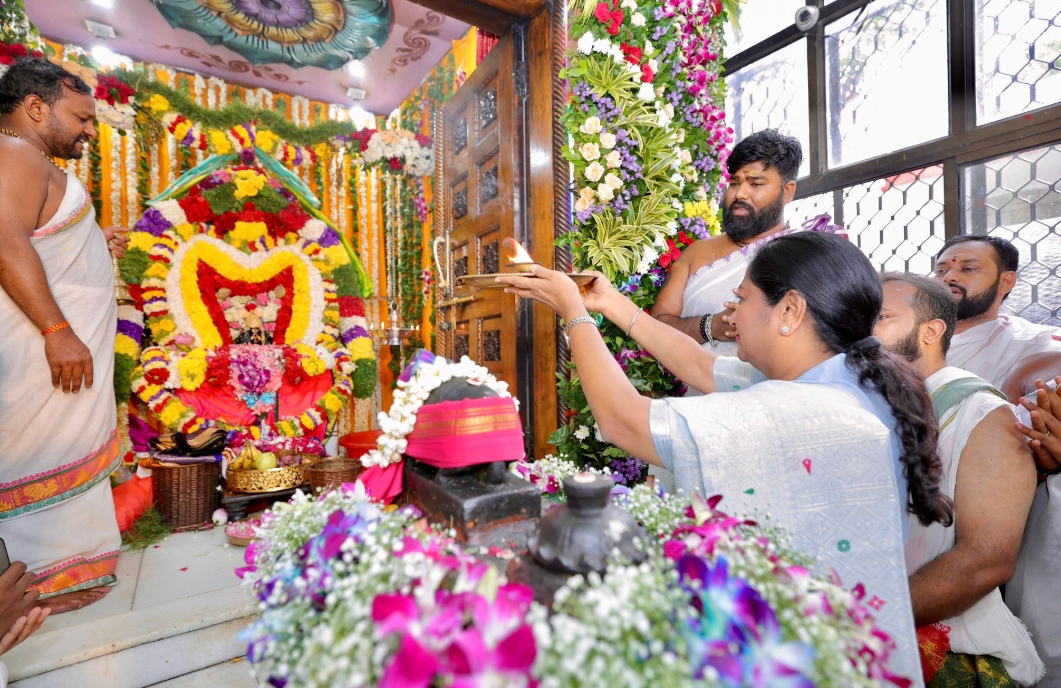 कनॉट प्लेस स्थित श्री गणेश मंदिर में भगवान गणेश की आरती करती मुख्यमंत्री रेखा गुप्ता