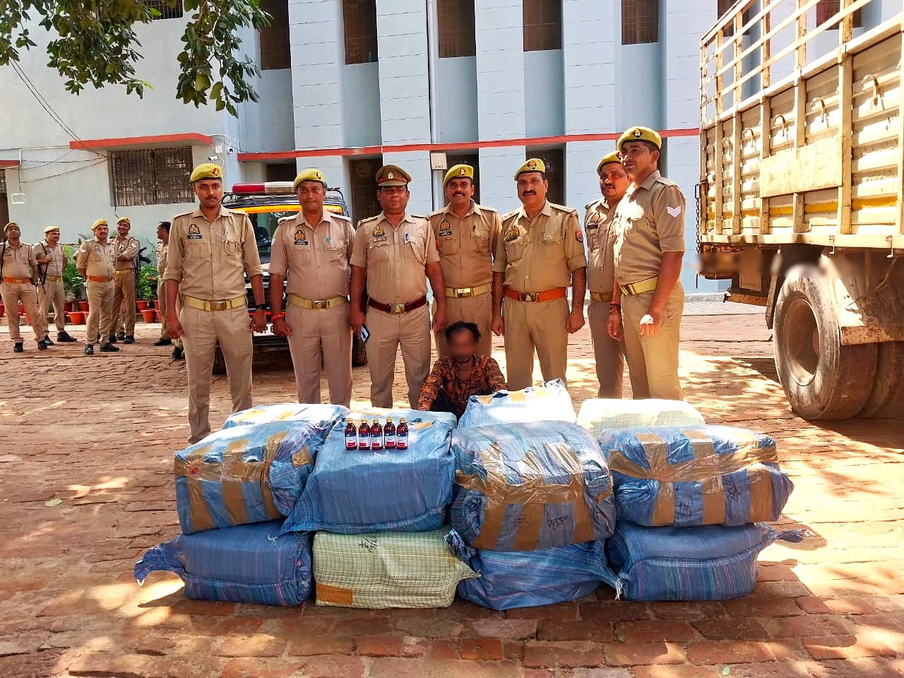 नशीला सीरप के साथ गिरफ्तार आरोपी और पुलिस अधिकारी।