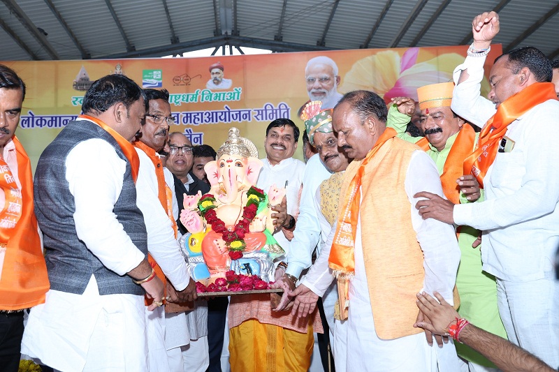 उज्जैन में मिट्टी की गणेश की प्रतिमा वितरण कार्यक्रम उज्जैन में मिट्टी की गणेश की प्रतिमा वितरण कार्यक्रम