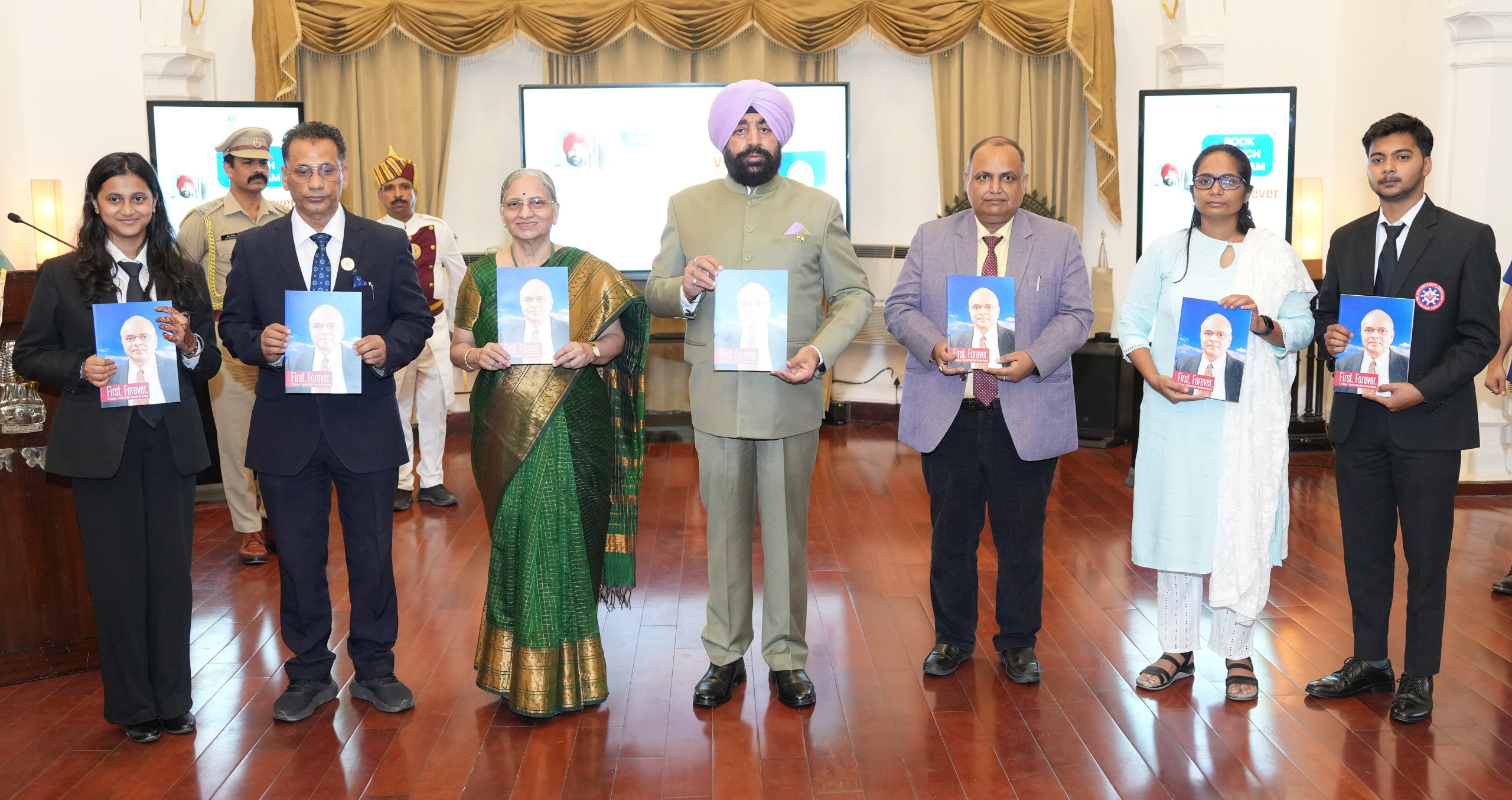 राज्यपाल पुस्तक “फर्स्ट फॉरएवर” विमोचन करते। राज्यपाल पुस्तक “फर्स्ट फॉरएवर” विमोचन करते।