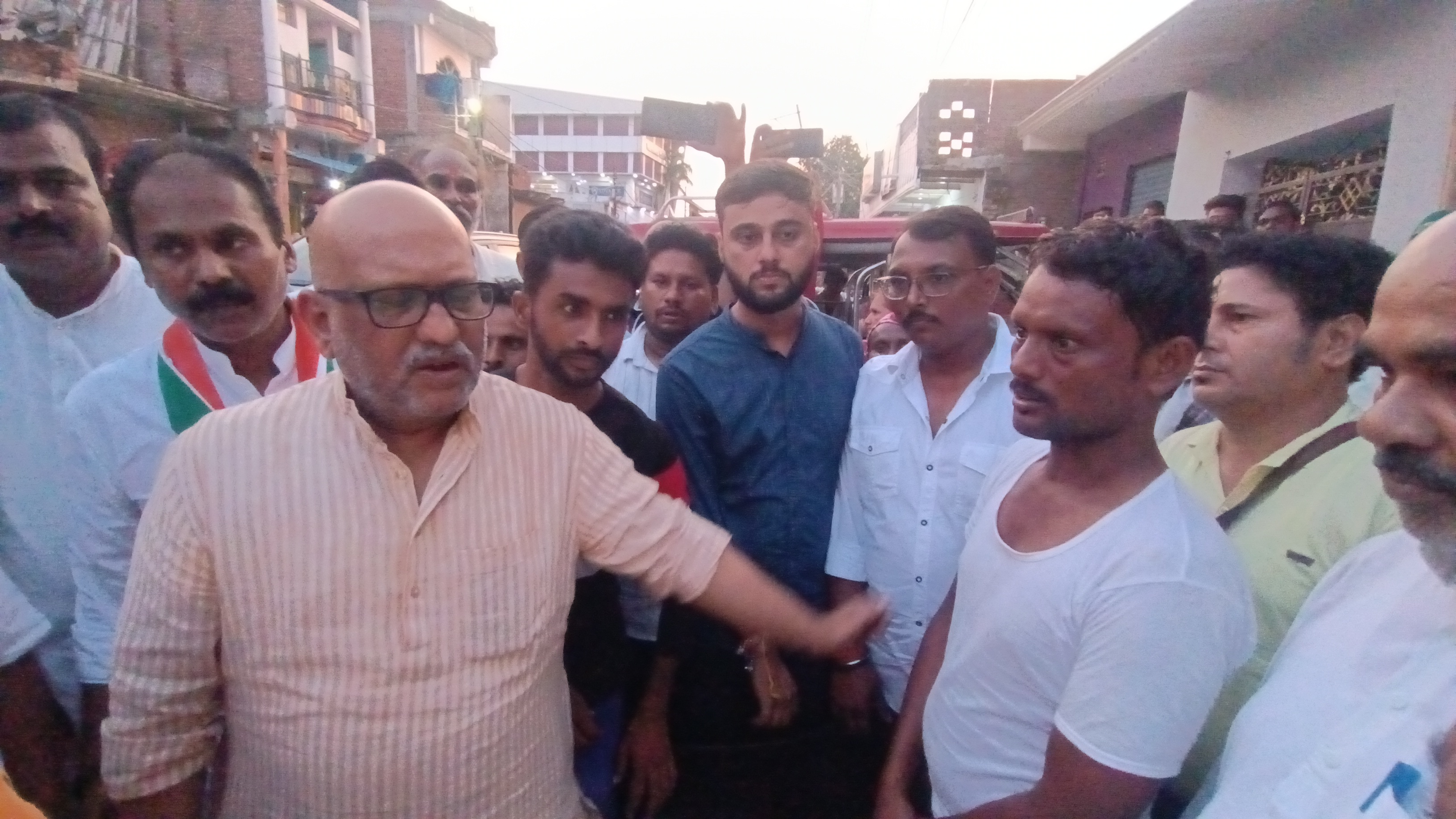 पीड़ित परिवार से मिलते हुए अजय राय